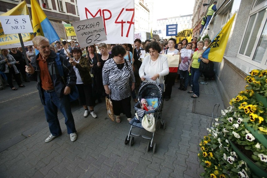 Pikieta pracowników oświaty przed Urzędem Miasta w Katowicach [ZDJĘCIA]