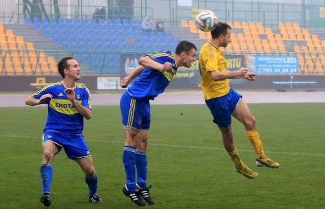 Piłkarze Elany Toruń (w żółto-niebieskich strojach) mają już niewielkie szanse na utrzymanie w III lidze