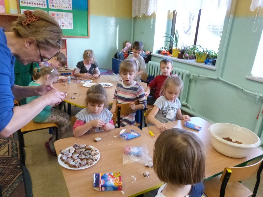 Uczniowie z podstawówki w Dańcu robili pierniki. W niedzielę poznamy efekty ich pracy [zdjęcia]