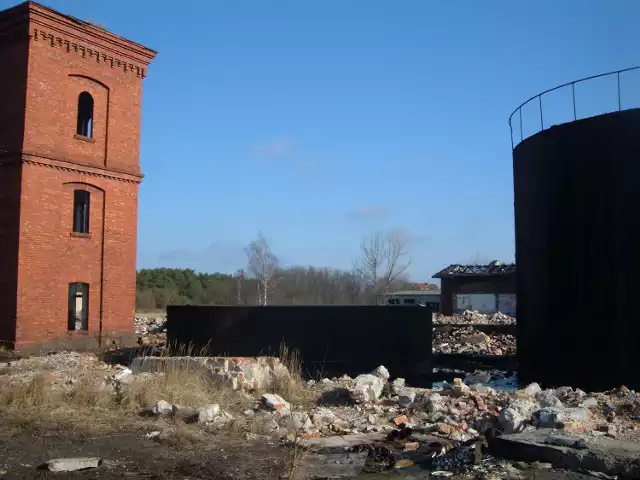 Tak wyglądał teren po byłej nasycalni podkładów kolejowych w roku 2006 zanim  od prywatnego właściciela kupiła go gmina.