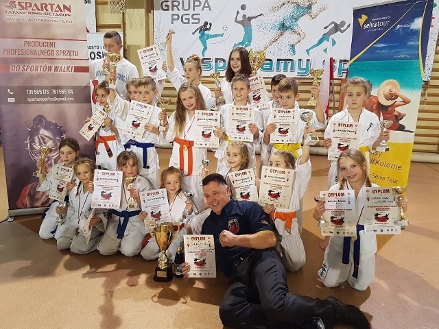 Skarżyscy karatecy kończyli ostatni start w tym roku w świetnych humorach, wygrywają turniej w Łosicach.