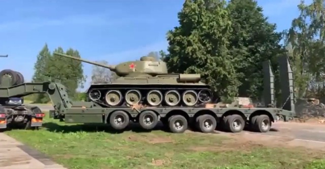 W Narwie zdemontowano radziecki czołg  T-34. Teren wokół czołgu musiała odgradzać policja