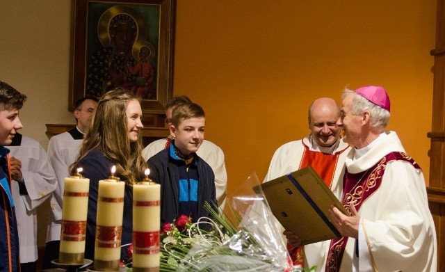 Ksiądz biskup Marian Florczyk odprawił mszę świętą dla kolarzy. Wzięli w niej udział zawodnicy - również ci najmłodsi ze szkółek kolarskich, trenerzy i działacze.