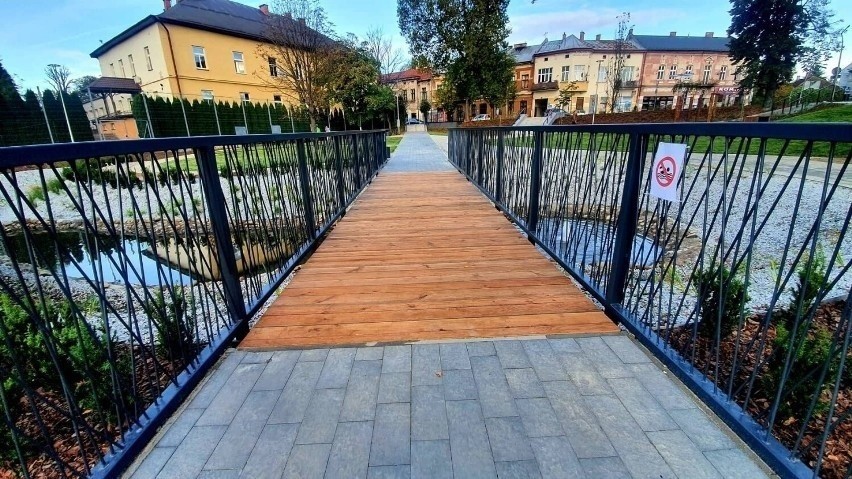 Nowy Sącz. Skandaliczne zachowanie kierowcy, wjechał na Kocie Planty i zrujnował odnowiony park. Trwa szacowanie strat [ZDJĘCIA]