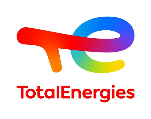 Na zgromadzeniu wspólników firmy Total akcjonariusze przyjęli, prawie jednogłośnie, uchwałę o zmianie nazwy firmy z Total na TotalEnergies. To początek jej strategicznej transformacji w firmę o szerokiej tożsamości multienergetycznej. Wraz ze zmianą nazwy TotalEnergies przyjmuje nową identyfikację wizualną.Fot. TotalEnergies