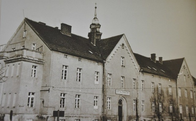 Szpital Powiatowy im. doktora Andrzeja Mielęckiego w Oleśnie po wojnie (przy ówczesnej ulicy Marchlewskiego, dzisiaj ulica wróciła do historycznej nazwy Wielkie Przedmieście).