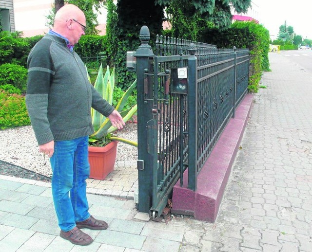 Grzegorz Mąkowski wskazuje, ile jego działki zabierze ścieżka