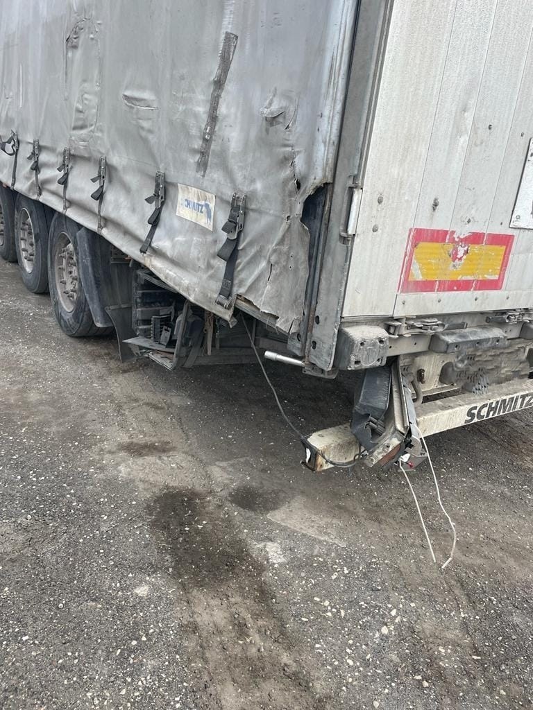 Seat i ciężarowy renault zderzyły się na drodze krajowej numer 78 w Moskorzewie. Są utrudnienia