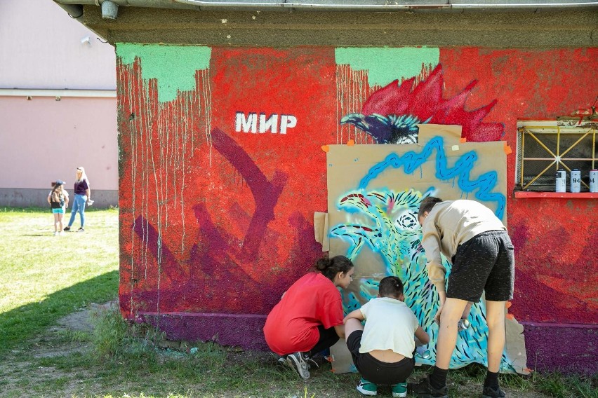 W tworzenie muralu zaangażowani byli uczniowie szkoły