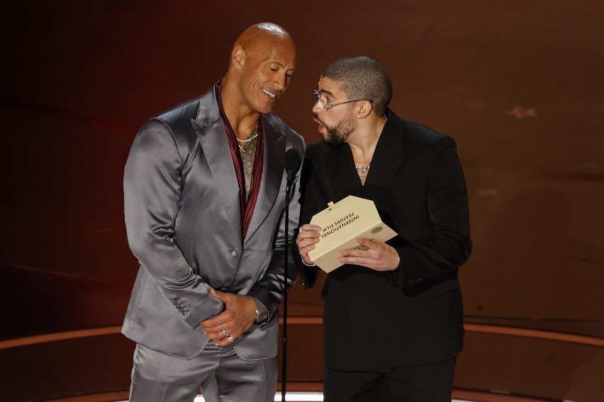 Dwayne Johnson i Bad Bunny podczas wręczania nagród