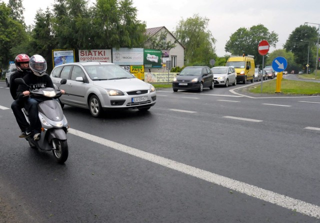 Sygnalizacja świetlna oraz dodatkowe pasy do skrętu - takie zmiany zakłada wstępnie ratusz na skrzyżowaniu al. Kraśnickiej z drogą wojewódzką 747 w Konopnicy.