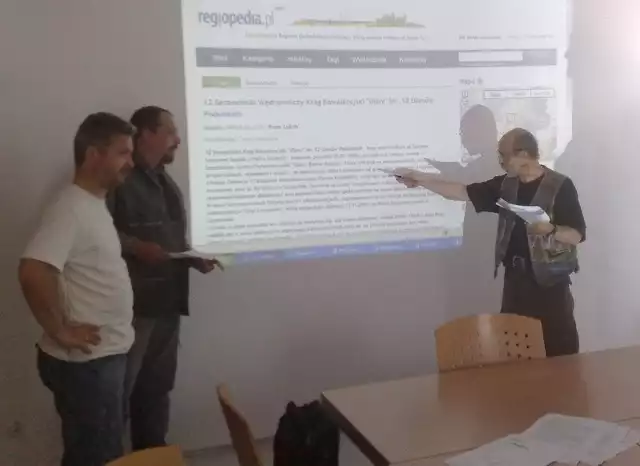 Komisja konkursowa ocenia hasła. Od prawej: Andrzej Remelski, geograf i przewodnik turystyczny ze Słupska, Marek Rudnicki &#8211; moderator z "Głosu Szczecińskiego&#8221;, Marcin Barnowski &#8211; moderator z "Głosu Pomorza&#8221; i Cezary Sołowij &#8211; moderator z "Głosu Koszalińskiego&#8221;.