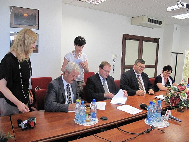 Umowa na unijne dofinansowanie została podpisana w urzędzie marszałkowskim. Na zdjęciu od lewej dwóch wicemarszałków Walenty Korycki  i Mieczysław Baszko.