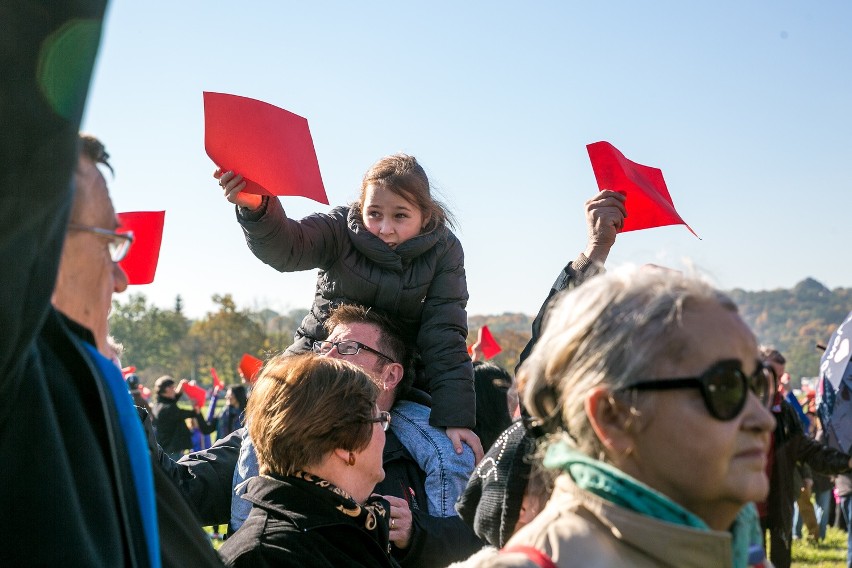 Wielki napis „Mamy dość!” ułożyli  na Błoniach przeciwnicy rządu PiS [ZDJĘCIA, WIDEO]