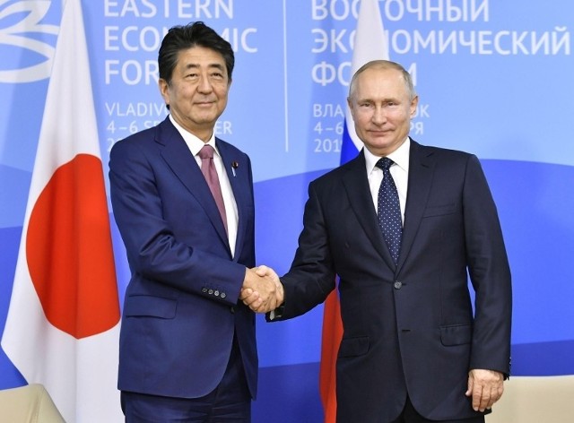 Władimir Putin oraz Shinzo Abe podczas negocjacji pokojowych