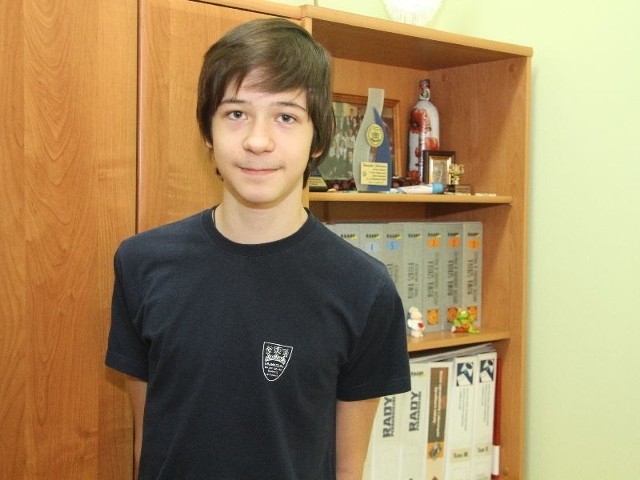 Jakub Stanek z Gimnazjum Świętej Jadwigi Królowej w Kielcach czeka na internetowe wsparcie dla swojej pracy.