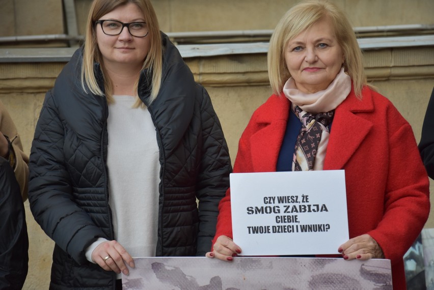 Protest mieszkańców Rybnika przed gmachem Sejmu Śląskiego