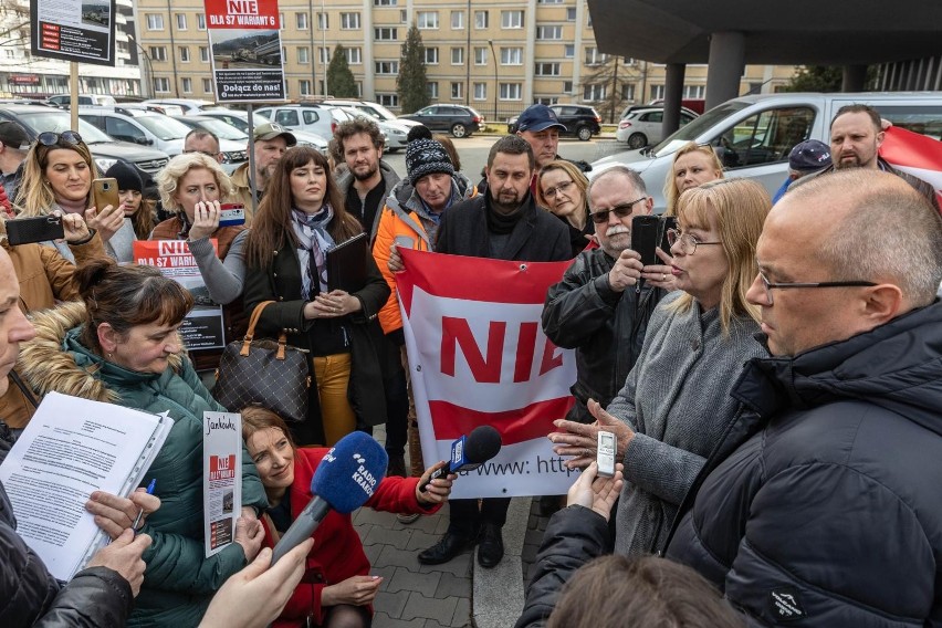 Kraków. Protest pod GDDKiA przeciwko jednemu z wariantów drogi ekspresowej  S7 Kraków - Myślenice