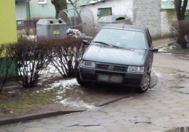 Źle zaparkowane auto na słupskim Zatorzu.