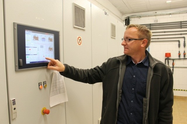 - Wytwarzanie biogazu jest w pełni zautomatyzowane i kontrolowane za pomocą komputerów - pokazuje Marek Kołodziej, główny specjalista do spraw utrzymania ruchu w Ferma-Polu.