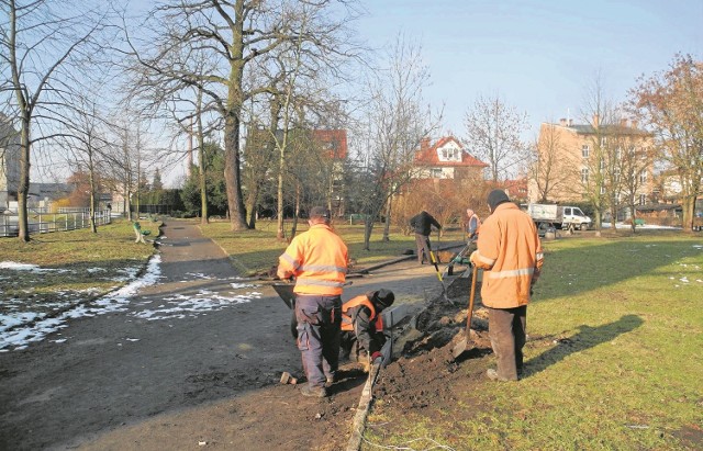 Ekipa remontowa pojawiła się w parku Zamkowym, gdzie rozpoczynała prace przy poprawie parkowych alejek. Niestety, w tym roku to miejsce nie doczeka się jeszcze gruntownej modernizacji.