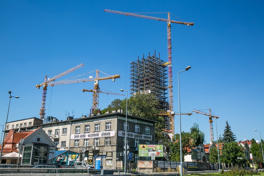 Kraków. Szkieletor zmienia się z dnia na dzień, rosną nowe budynki [NOWE ZDJĘCIA]