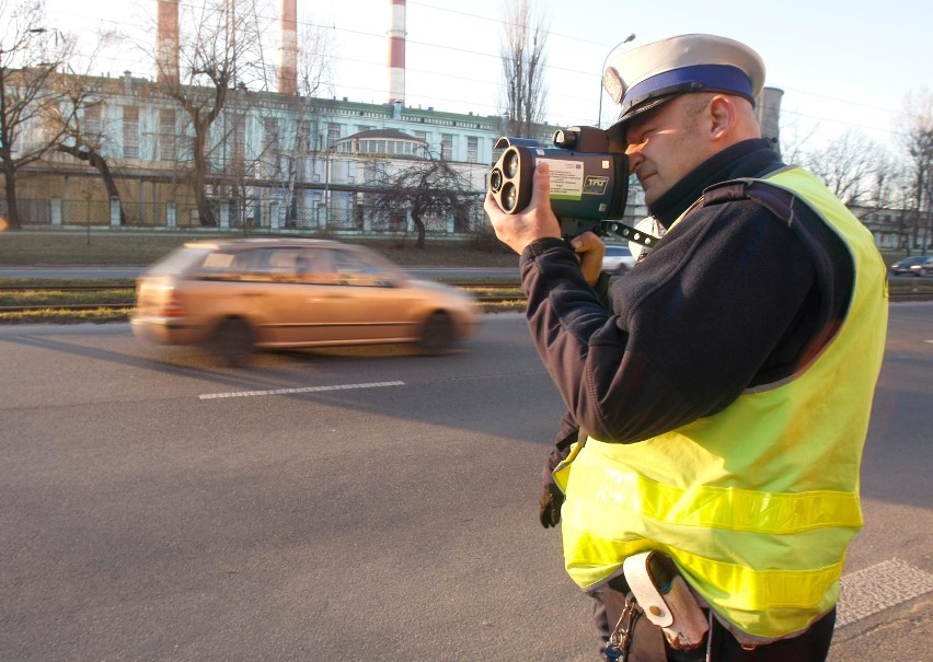 Prawo jazdy: Jedziesz o 50 km/h za szybko? Stracisz prawo jazdy. Kierowcy często zapominają o tym ważnym przepisie [28. 9. 2019 r.]