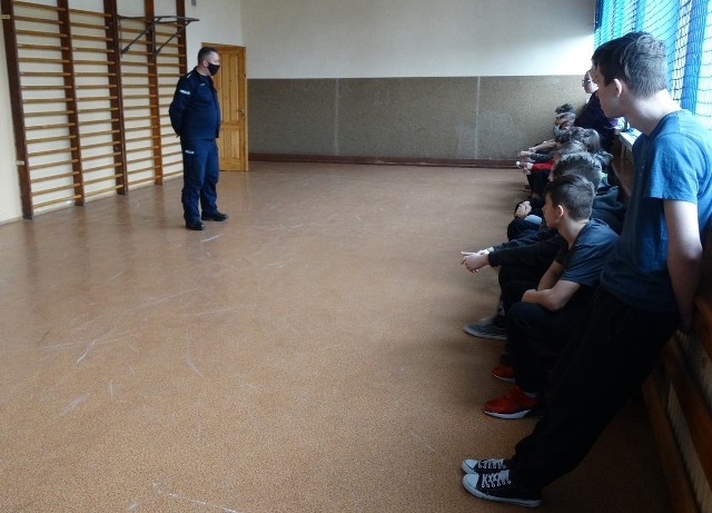 Uczniowie szkoły podstawowej w Strykowicach Górnych wysłuchali porad na temat bezpieczeństwa, którymi podzielił się z nimi starszy aspirant Stanisław Sochaj z Komendy Powiatowej Policji w Zwoleniu.