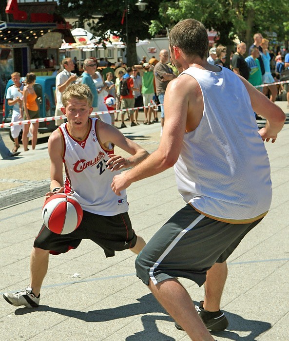 Turniej koszykówki ulicznej Streetball na promenadzie w Ustce.