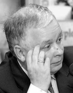 Tuż po przegranej Jarosława Kaczyńskiego poparcie dla PiS zaczęło szybko spadać