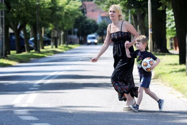 Sylwia Jarząbek wraz z synem Oskarem przechodzą przez ulicę Truskawkową. - Tu jest bardzo niebezpiecznie, dlatego powinny powstać pasy - tłumaczy pani Sylwia. 
