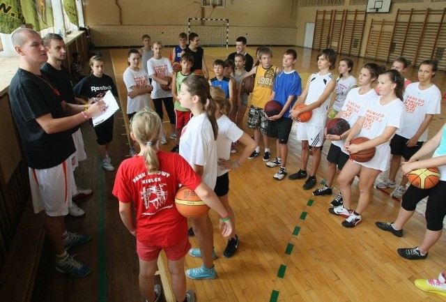Przez dwa tygodnie, pod okiem trenerów, koszykówkę trenowało ponad 50 osób.