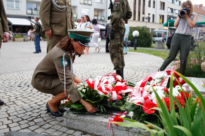 Opolanie uczcili pomordowanych Polaków składając kwiaty pod...