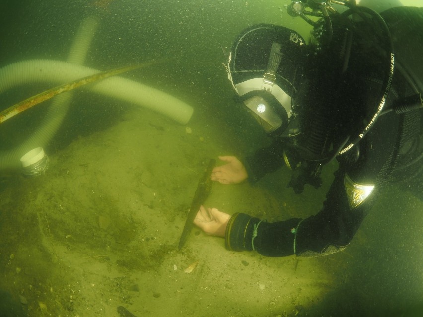 Archeolog eksplorujący grot włóczni