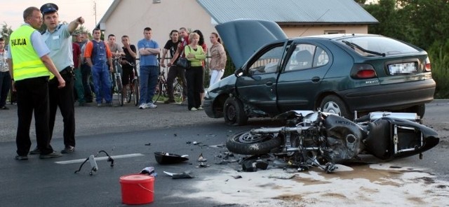 Motocyklista po uderzeniu w samochód przeleciał nad nim i spadł do rowu. Został poważnie ranny.