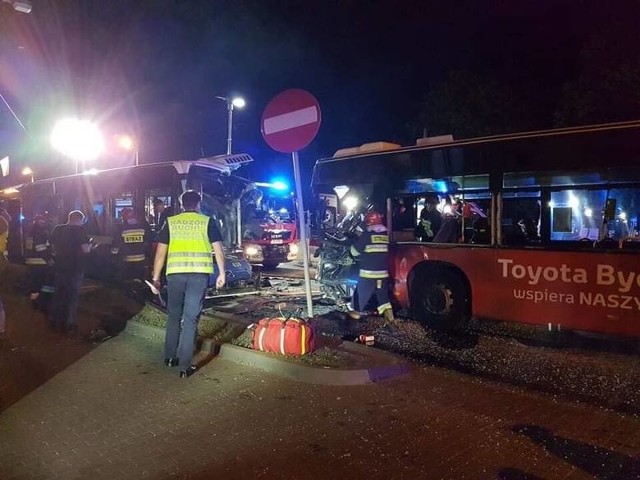 Osiemnastu poszkodowanych, w tym kierowcy autobusów z poważnymi urazami nóg - to efekt czołowego zderzenia pojazdów MZK linii nr 31N i 32N na ul. Bernardyńskiej w Bydgoszczy, do którego doszło po drugiej w nocy 9 czerwca.