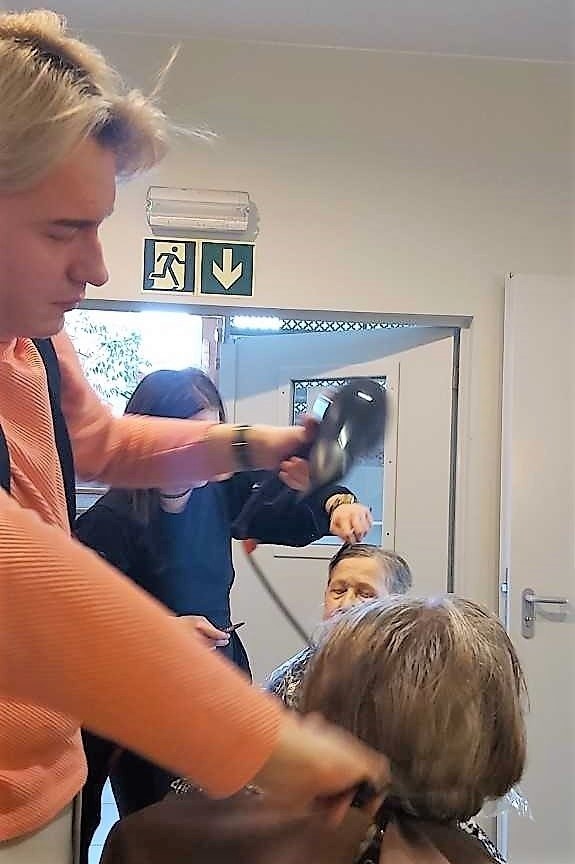 Nowe fryzury dla pacjentek opolskiego hospicjum Betania