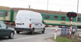 Kontrowersyjny przejazd kolejowy w Sycewicach. Kierowcy uważają, że szlaban zamyka się za szybko (wideo)