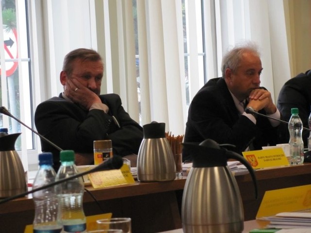 Dariusz Bralski, radny i zastępca zarządu prezesa OSM (po lewej) oraz radny Sławomir Kot