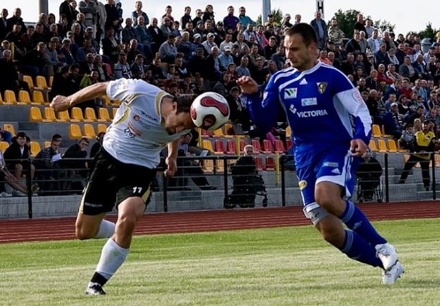 Czarni Arena Żagań grają ostatnio bardzo słabo. Wygrali w drugiej lidze tylko dwa mecze. Na zdjęciu kadr z jednego ze zwycięskich pojedynków - z Górnikiem Wałbrzych.