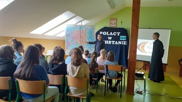 Fundacja dla Rodaka wspiera Polaków mieszkających w Kazachstanie i na Kresach, upowszechniając literaturę polską, organizując akcje, pozwalające na zachowanie tożsamości narodowej i pamięci o korzeniach