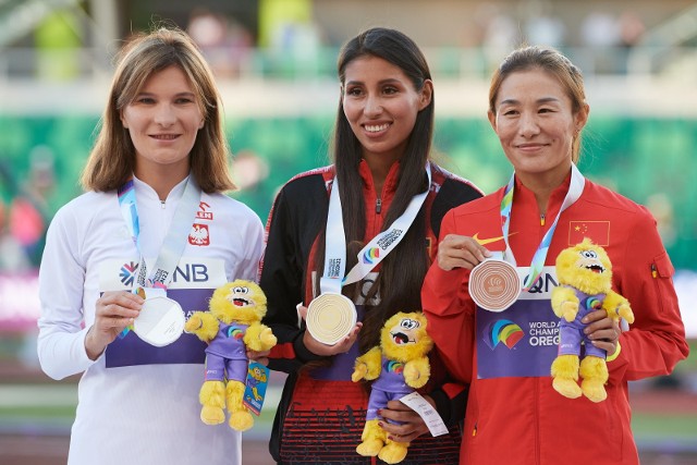 Katarzyna Zdziebło z mistrzynią świata Peruwianką Kimberly Garcią Leon i brązową medalistką Chinką Shijie Qieyang