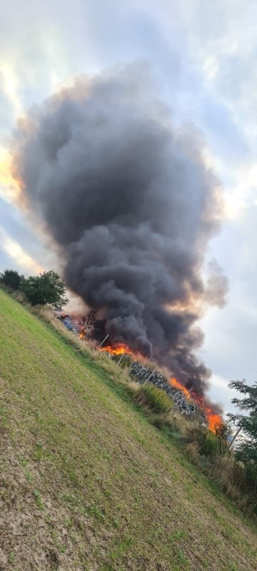 Wielki pożar w Sobolewie na Dolnym Śląsku. Płonie nielegalne wysypisko śmieci