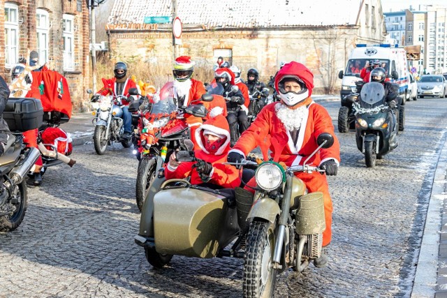Parada Mikołajów na motocyklach ulicami Białegostoku. To IX finał akcji charytatywnej "MotoMikołaje" (5 grudnia 2021 r.).