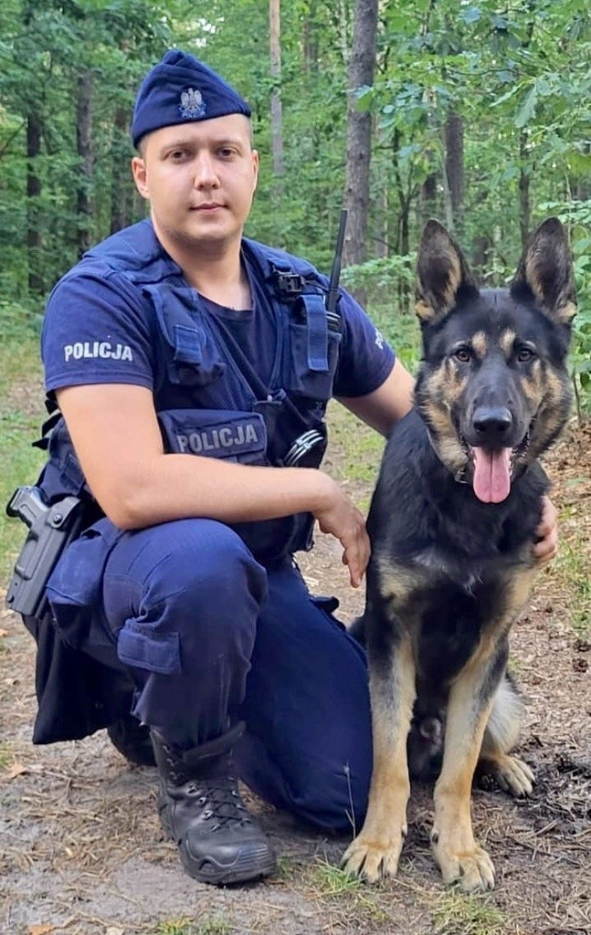 sierżant Oskar Bojdo wraz z psem patrolowo-tropiącym, który...