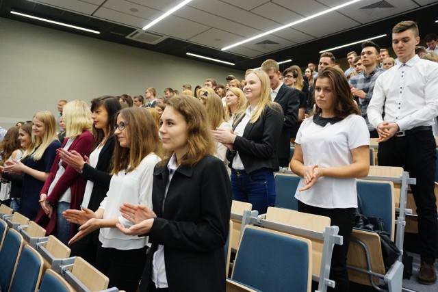 Zgodnie z przepisami, prawo do stypendiów mają zarówno studenci uczelni państwowych, jak i szkół niepublicznych.