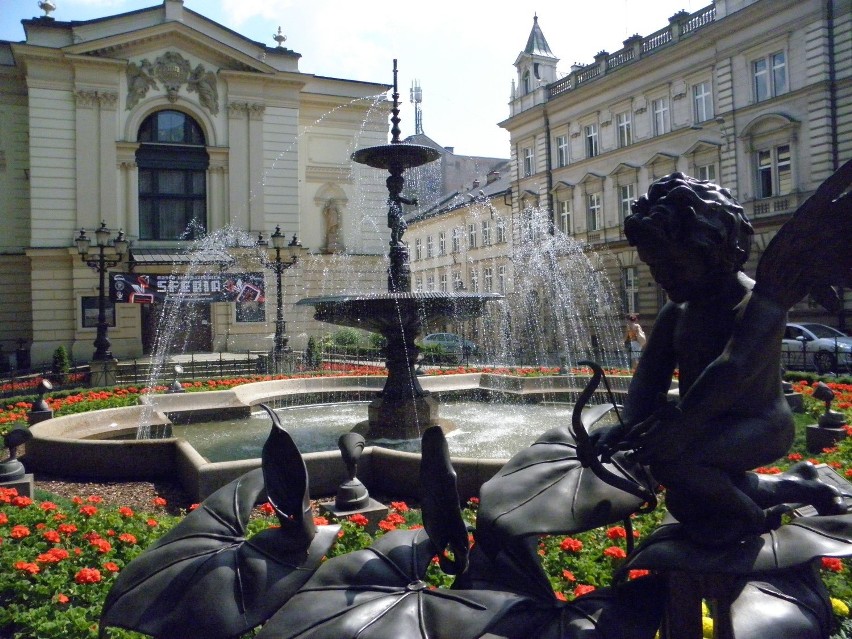 Fontanna przed Teatrem Polskim w Bielsku-Białej. To replika...