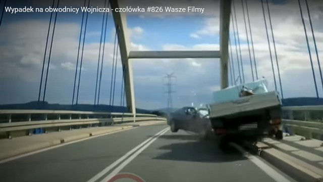 Wideorejestrator jednego z kierowców nagrał moment czołowego zderzenia samochodów na obwodnicy Wojnicza