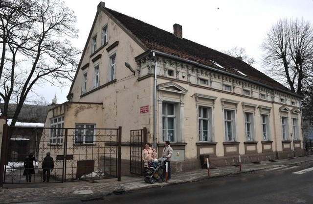 Podstawówka specjalnego ośrodka szkolno-wychowawczego mieści się w przy Wałowej 7. Stary willowy budynek od lat wymaga kapitalnego remontu. Dach przecieka, okna są nieszczelne, fatalnie wygląda elewacja.