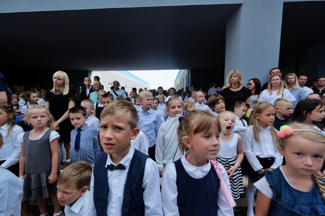 W poniedziałek w nowo powstałym Zespole Szkolno-Przedszkolnym nr 9 na Umultowie odbyła się miejska inauguracja roku szkolnego. 3 września poznańscy uczniowie rozpoczęli rok szkolny 2018/2019. Zobaczcie, jak przebiegała ta uroczystość.